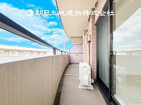 【バルコニー】南向きの広いバルコニーから、暮らしの中でのたくさんの光と心地よい風を感じられる癒し空間です。