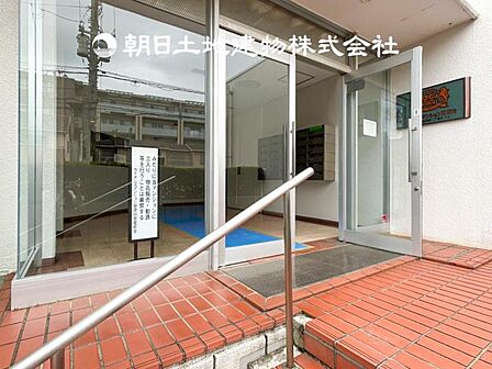 【エントランス】温かい空気が溢れる玄関がお出迎えする本物件。この場所には「温もり」で包み込んでくれる安心できるな空間があります。