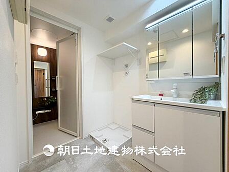 【洗面化粧台】広々とした洗面台は日々の身だしなみチェックや歯磨きなど、朝の慌ただしい時間でも心に余裕とゆとりが生まれます