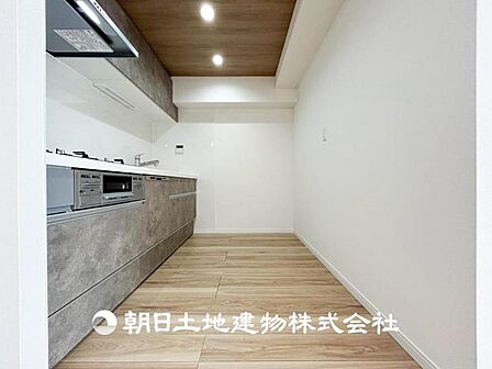 【キッチン】仲良しなご夫婦、お子様、みんなでお料理ができる程の贅沢なスペースを実現したキッチンとなっております。