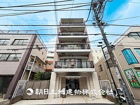 【外観・立地】家族の色を映し出す洗練された邸宅は、ずっと輝き続けながらいつしか街の風景に溶け込み人と共に歩んいきます。