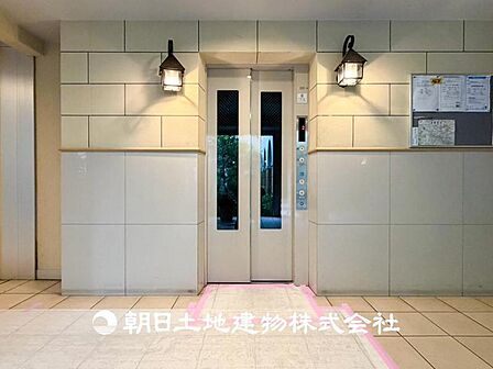 【エレベーター】家族の色を映し出す洗練された邸宅は、ずっと輝き続けながらいつしか街の風景に溶け込み人と共に歩んいきます。