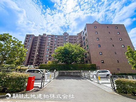 【外観写真】家族の色を映し出す洗練された邸宅は、ずっと輝き続けながらいつしか街の風景に溶け込んでいきます。