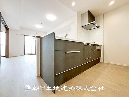 【キッチン】日々の生活における家事の動線やリビングとの往来のしやすさに配慮し、お食事の準備や後片付けなどの家事を少しでも楽にするキッチンスペースを目指しました。毎日使う場所だからこそ。ストレスなく使え
