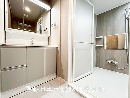 【洗面化粧台】慌ただしい1日が始まり、充実した1日の終わりを締めくくる洗面所。快適に過ごせることはもちろん、収納や機能性を兼ね備えた洗面化粧台です。