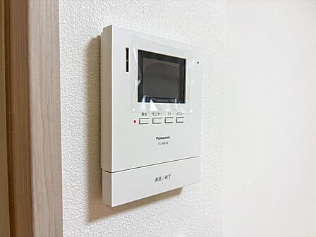 【モニター付インターホン】お子様のお留守番にも安心なＴＶモニタ付インタホン。来客者を確認できる上に留守中の録画もできます