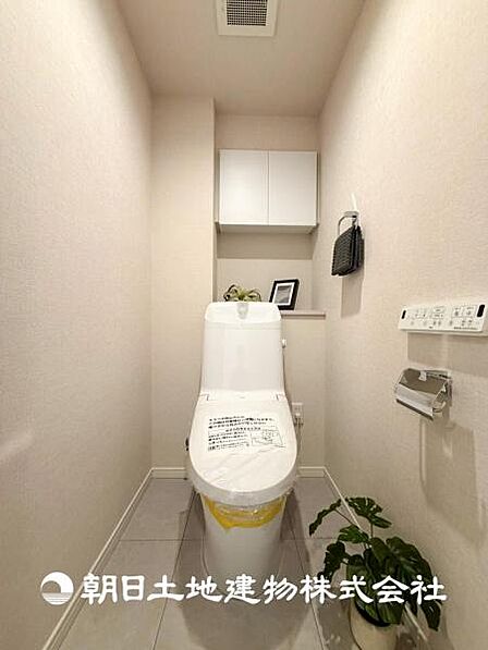 【トイレ】家族みんなが毎日使う場所だから。お掃除がしやすい方はいい。汚れをふき取り易いフロアと壁紙をチョイス致しました