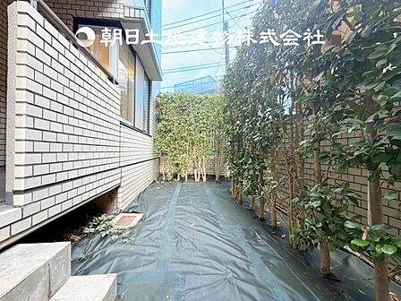 【お庭】都会から離れ、キャッチボールやBBQ等、ご家族の大切な時間にスパイスをプラスできる空間がここにはあります。