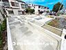 外観：【外観・立地】家族の色を映し出す洗練された邸宅は、ずっと輝き続けながらいつしか街の風景に溶け込み人と共に歩んいきます。