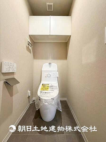 【トイレ】家族みんなが毎日使う場所だから。お掃除がしやすい方はいい。汚れをふき取り易いフロアと壁紙をチョイス致しました