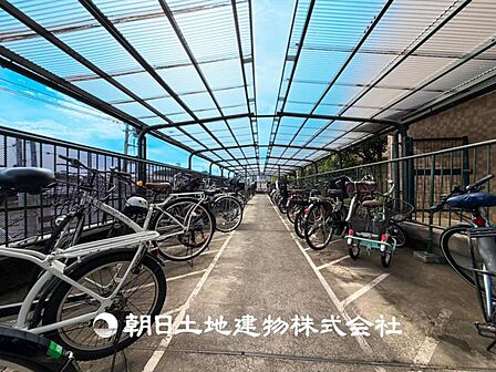 【駐輪場】家族の色を映し出す洗練された邸宅は、ずっと輝き続けながらいつしか街の風景に溶け込んでいきます。