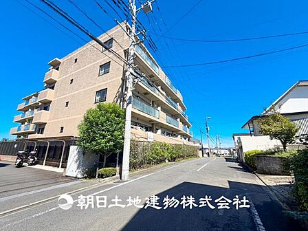 【外観・立地】家族の色を映し出す洗練された邸宅は、ずっと輝き続けながらいつしか街の風景に溶け込み人と共に歩んいきます。