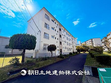 【外観・立地】家族の色を映し出す洗練された邸宅は、ずっと輝き続けながらいつしか街の風景に溶け込み人と共に歩んいきます。