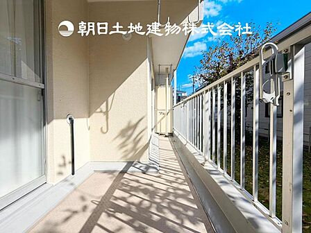 【バルコニー】太陽に愛された家。陽当り・通風に優れた魅力的で快適さを追求したプライベート空間です。