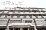 タイル調の外観が特徴です。