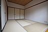 リビング/ダイニング：畳のお部屋で落ち着けます。