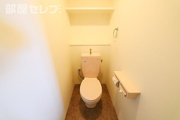 画像9:収納棚付きのトイレ。