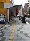 ビル前面道路