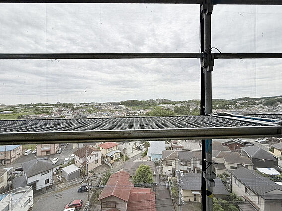 付近に高い建物...