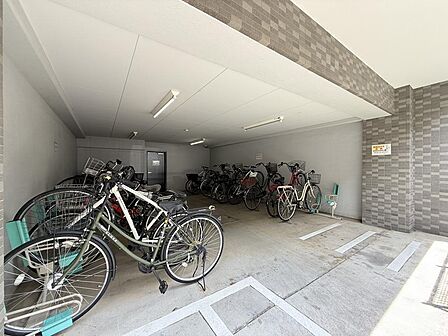 広々とした自転車置き場は、雨風を避ける屋根付きで、大切な自転車を安心して駐輪できます。