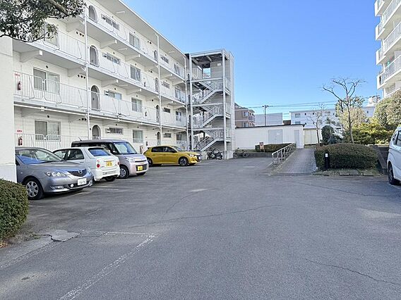 平面駐車場　月...