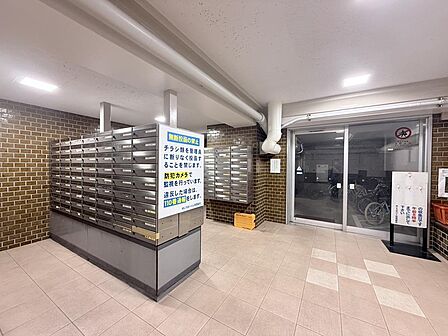 便利なメールボックス付きで、日常の郵便物を安全に受け取れます。