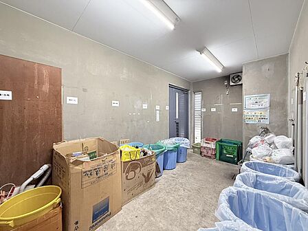ゴミ置き場も清潔に保たれており管理体制の良さがうかがえます。