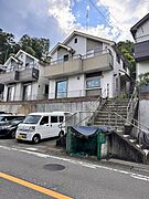 南道路に面した高台の立地は通風に恵まれ、開放感のある住環境を叶えます。敷地内に2台分の駐車スペースを確保。軽自動車なら3台可能。現在は外壁と屋根を塗装中です。
