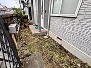 玄関までのアプローチ。季節の草花を植えたりタイルを敷いたりと、住まう方の感性で自分好みにアレンジすることで、愛着のわく特別な空間へと仕立てていくことができます  