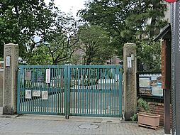通学路は穏やかな住宅街の中の道なので、お子さんの通学も安心。