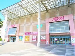 多彩なニーズに応えるスーパーなどの買い物施設が充実。