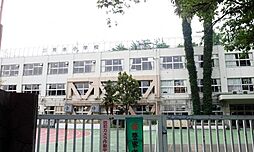 通学路は穏やかな住宅街の中の道なので、お子さんの通学も安心。