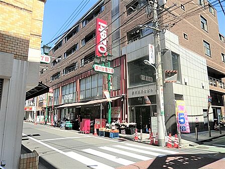 野菜の種類も多く、魚や肉も充実しています。総菜コーナーも陳列が工夫されており買い物しやすいです。