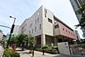 周辺：通学路は穏やかな住宅街の中の道なので、お子さんの通学も安心。