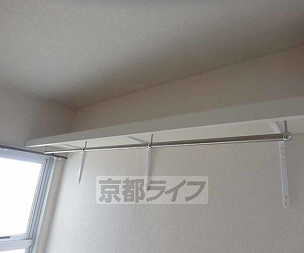 画像7:便利な天井吊り下げ式のクローゼットです。