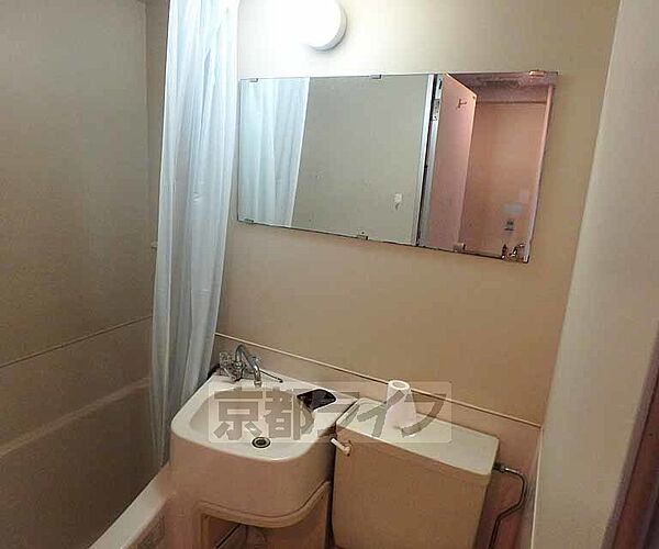 画像7:大きな鏡の付いた洗面所です。