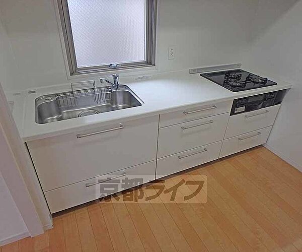 画像17:白を基調とした清潔感のあるキッチンです。