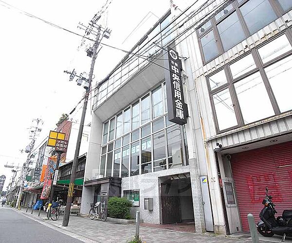 画像23:京都中央信用金庫 北野支店まで467m 商店街すぐの生活至便な場所ですよ。
