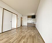 フローリングの広々リビングダイニングキッチンです。