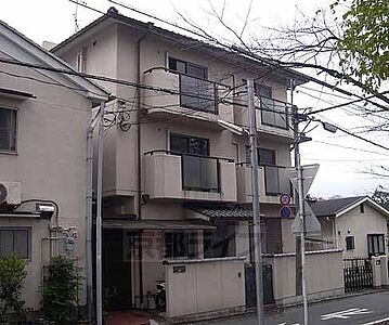 外観：春には、桜がキレイです。