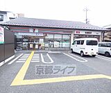 セブンイレブン 京都三条通壬生神明町店まで241m 三条通沿いで駐車場が広く、立ち寄りやすいですよ。