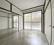 5帖洋室です。隣の洋室と一体で広く使えます。