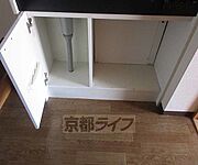 キッチン下にも収納できます