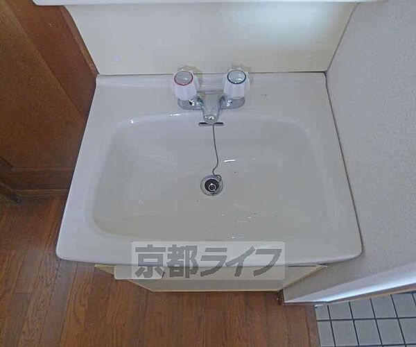 画像21:真っ白で清潔感のある洗面台です。