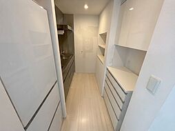 HIコンロ採用のキッチン動線が良く、お部屋がすっきり見える壁付け仕様です。AIで家具を消しています。