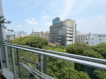 望に優れ開放感と陽射しを堪能できるワイドバルコニー。奥行きがあるので椅子やテーブルを出してちょっとし