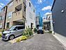 外観：区画の整った住宅街です。中央奥側のグレーの建物が対象不動産です。人目が少なくプライバシーが守られる立