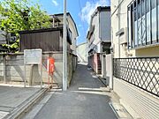 東側公道はセットバックにより幅員約3ｍに広がります。西側約4.0ｍ道路にも面しており2方に開けた開放感
