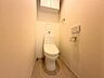 トイレ：トイレ新規交換しております。快適性・衛生性向上など多くの利点のあるウォシュレット便座付き。節水型トイレなので環境にやさしく経済的です。