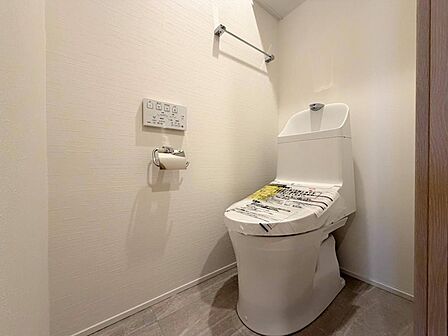 トイレ新規交換しております。快適性・衛生性向上など多くの利点のあるウォシュレット便座付き。節水型トイレなので環境にやさしく経済的です。